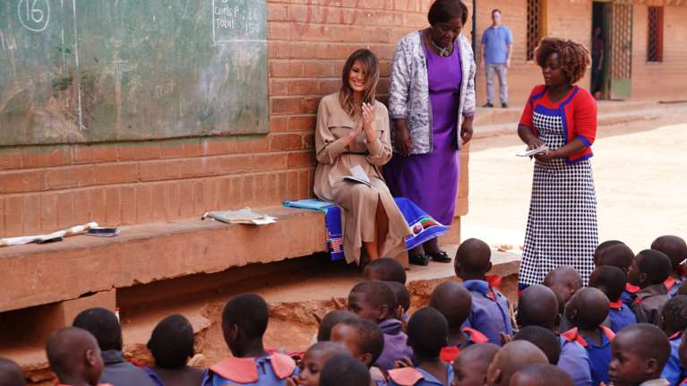 Διαδηλωτές στη Μελάνια: «Καλώς ήρθες στο Μαλάουι. Δεν είναι βόθρος!»