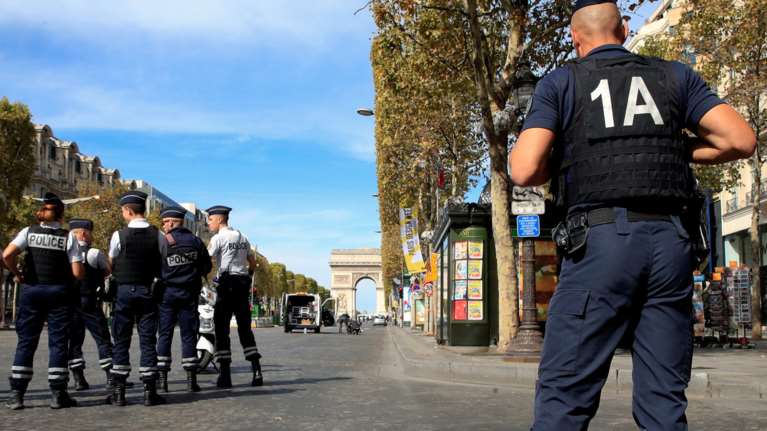 Εξι μήνες φυλακή στον άνδρα που χτύπησε γυναίκα έξω από καφέ στη Γαλλία