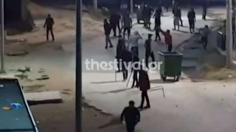Μαχαιρώματα &amp; πετροπόλεμος στο κέντρο φιλοξενίας στα Διαβατά (βίντεο)