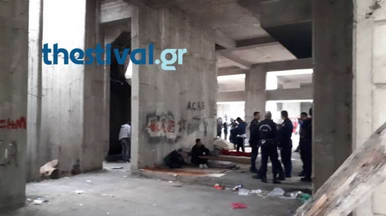 Θεσσαλονίκη: Επιχείρηση της αστυνομίας σε κτίριο με μετανάστες [Βίντεο]
