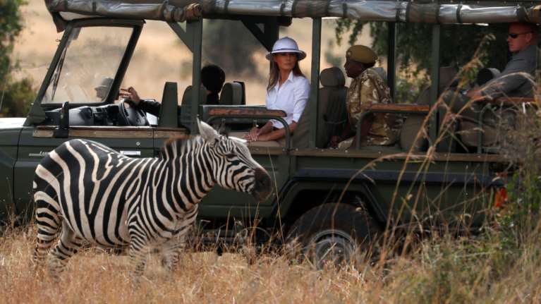 Για σαφάρι στην Κένυα με απίθανο λουκ η Μελάνια Τραμπ [Εικόνες]