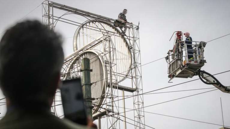 Αίσιο τέλος στην Ομόνοια-Γιατί ο άνδρας απείλησε να πέσει