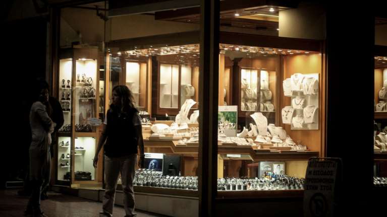 Ληστεία σε κοσμηματοπωλείο στην Αθήνα: Συνελήφθησαν 22χρονος και 20χρονη