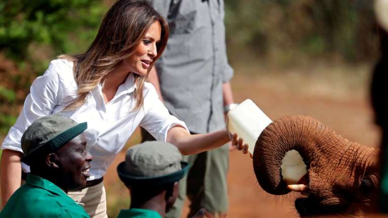 Η Μελάνια τάισε ελεφαντάκια και έκανε σαφάρι στο Ναϊρόμπι