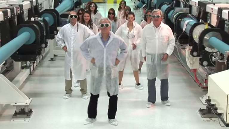 Ο νομπελίστας φυσικός σε χορευτικό σόου μέσα στο εργαστήριο