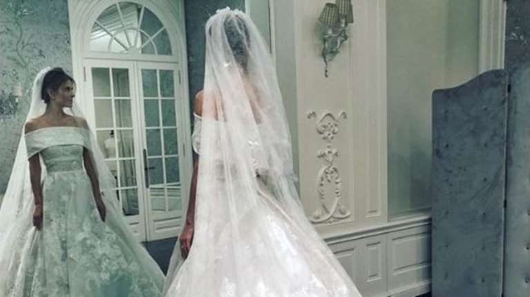 Εντυπωσιακή νύφη στην εκκλησία του χωριού η Μαρία Μενούνος