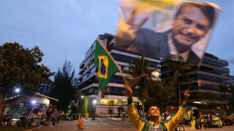 Βραζιλία: Διευρύνει το προβάδισμά του ο ακροδεξιός υποψήφιος