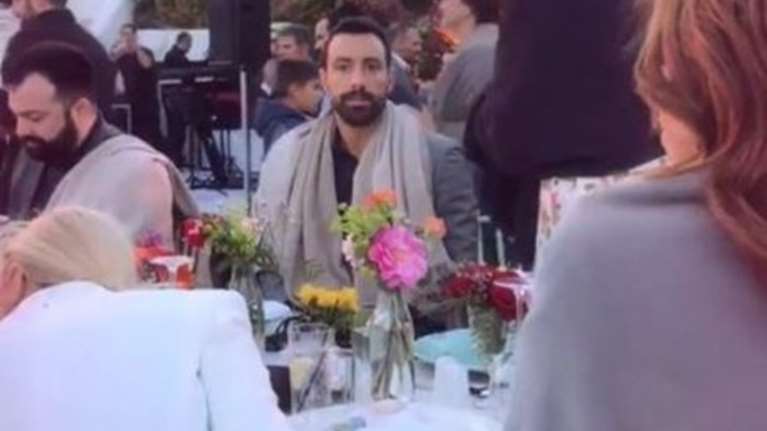 Γάμος Οικονομάκου: Γιατί τυλίχτηκαν με κουβέρτες οι καλεσμένοι