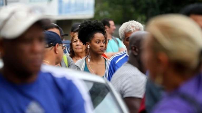 Άνοιξαν οι κάλπες στην Βραζιλία-Ουρές οι ψηφοφόροι