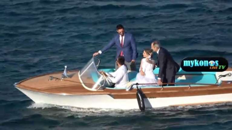 Mε 7 μποφόρ, η Οικονομάκου πήγε με σκάφος Riva στον γάμο &amp; δείτε τι έγινε