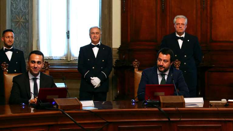 Politico: Οι Ιταλοί λαϊκιστές εναντίον των Βρυξελλών