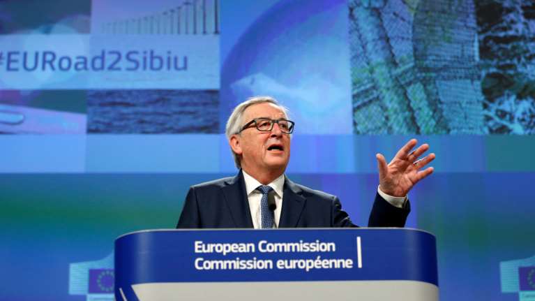 Σάλος στην Βρετανία με τον Γιούνκερ να μιμείται την Τερέζα Μέι