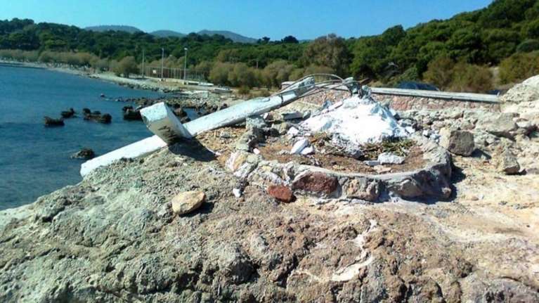 Κατέστρεψαν τον μεγάλο σταυρό στην ακτή Απελή που πηγαίνουν πρόσφυγες ΦΩΤΟ