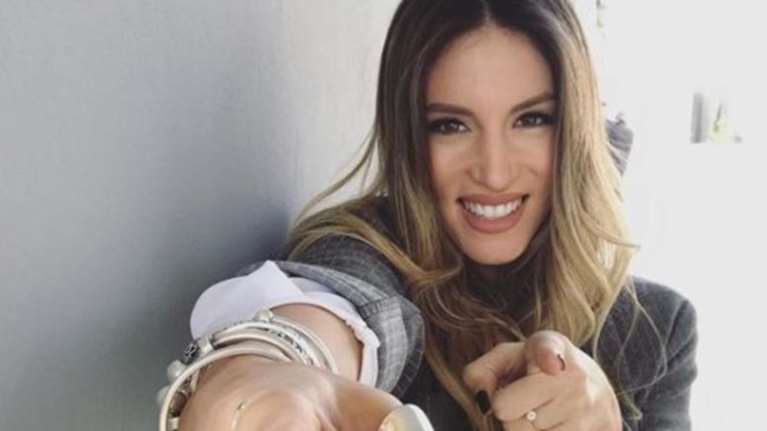 Αθηνά Οικονομάκου: Ποζάρει στην Σαντορίνη με τον γιο της Μάξιμο