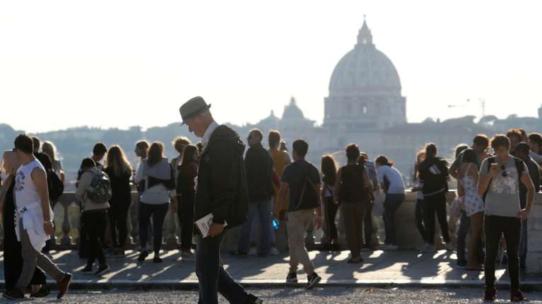 Αντιμέτωπη με πιέσεις από τις αγορές η Ρώμη: Εκτακτη σύσκεψη υπό τον Κόντε