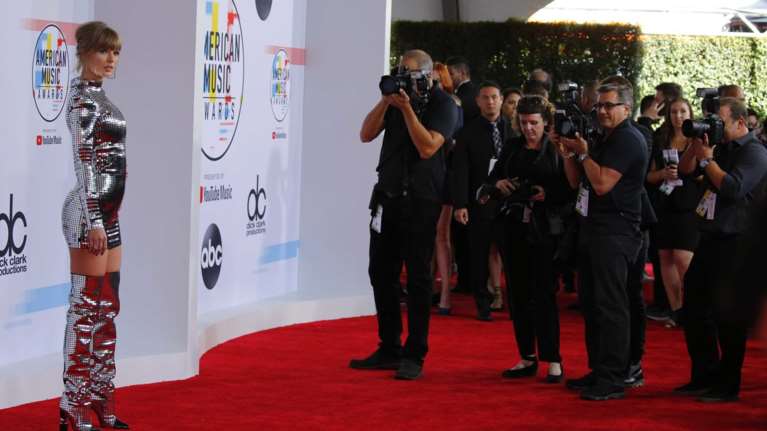 American Music Awards 2018: Η βραδιά της Τέιλορ Σουίφτ {εικόνες}