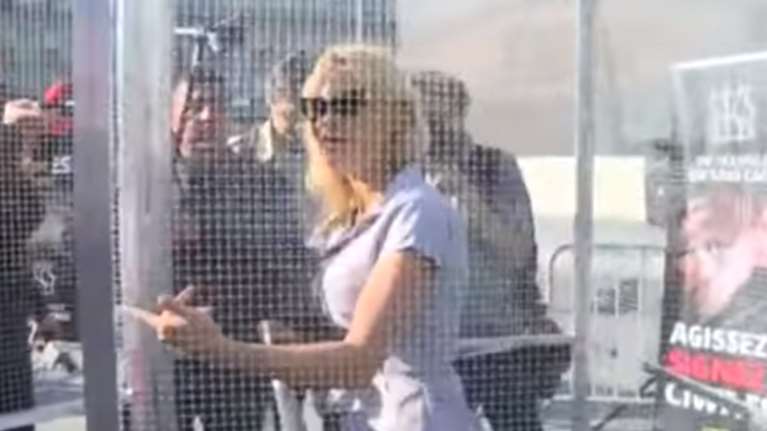 Η Πάμελα Άντερσον σε κλουβί για να καταγγείλει τον βασανισμό των ζώων