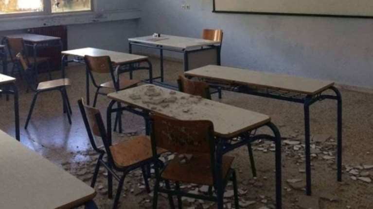 Γιάννενα: Κομμάτι από την οροφή σχολείου έπεσε πάνω στα θρανία μαθητών