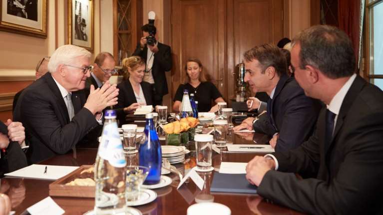 Οι συντάξεις στο επίκεντρο της συνάντησης Μητσοτάκη-Σταϊνμάιερ