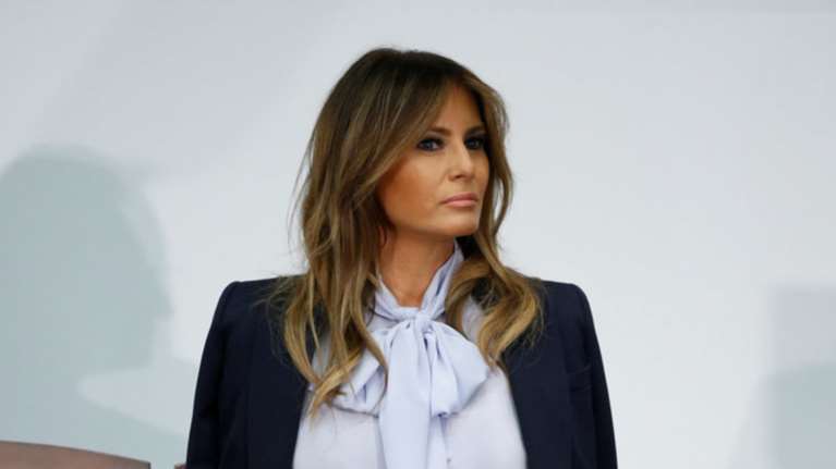 Εκαψαν το άγαλμα της Μελάνια Τραμπ στη Σλοβενία