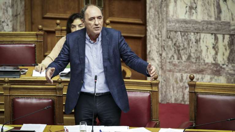 Εξαγορά EDS στα Σκόπια από τη ΔΕΗ: Κόντρα Σταθάκη - Μανιάτη στη Βουλή