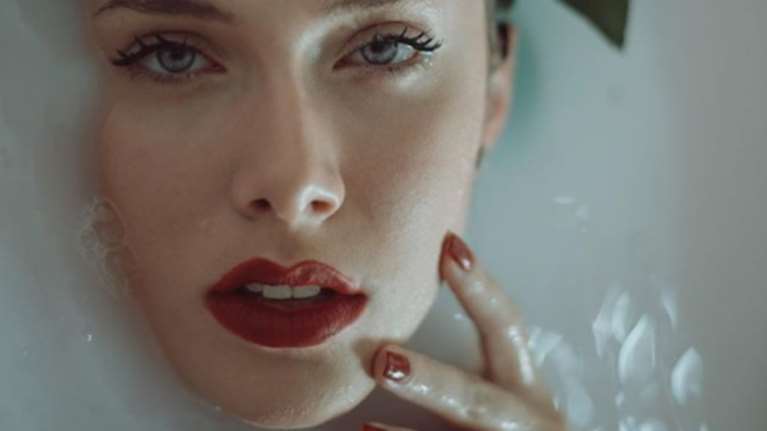 Η κόρη Ελληνίδας ηθοποιού αρχίζει καριέρα σε μία μπανιέρα με γάλα!