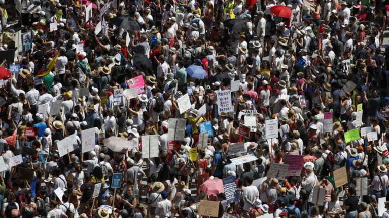 «Πορεία έως τις κάλπες» κατά του Τραμπ στο Σικάγο