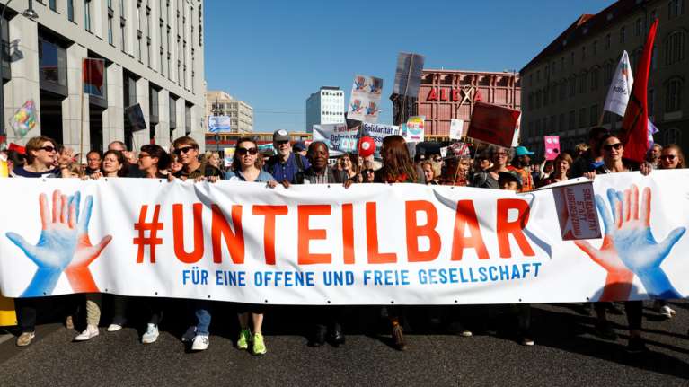Λαοθάλασσα στο Βερολίνο κατά του μίσους και του ρατσισμού
