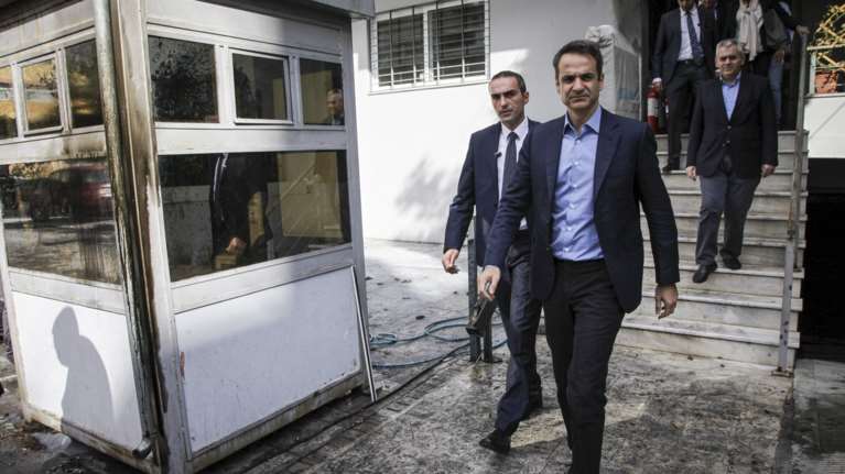 Στο ΑΤ Ομονοίας μετά την επίθεση ο Κυριάκος Μητσοτάκης