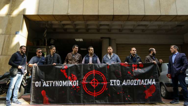 Παράσταση διαμαρτυρίας από αστυνομικούς στο ΑΤ Ομόνοιας