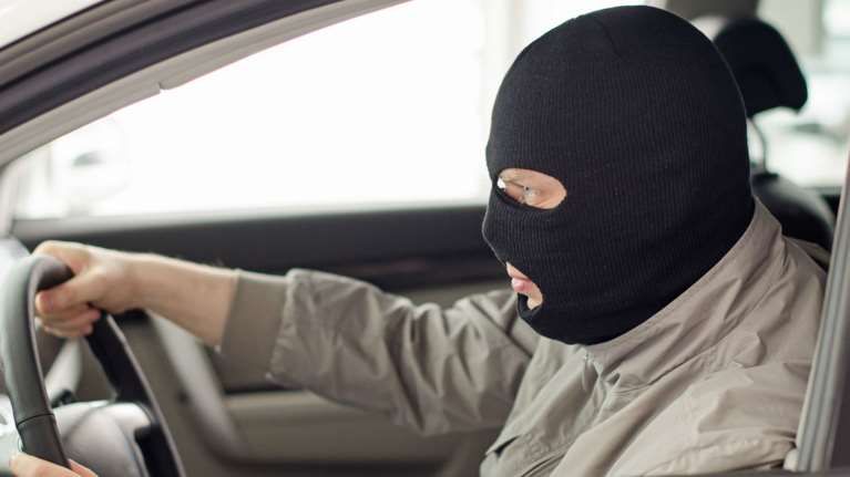 Δύο της μιλούσαν και άλλοι τρεις της έκλεβαν το αυτοκίνητο