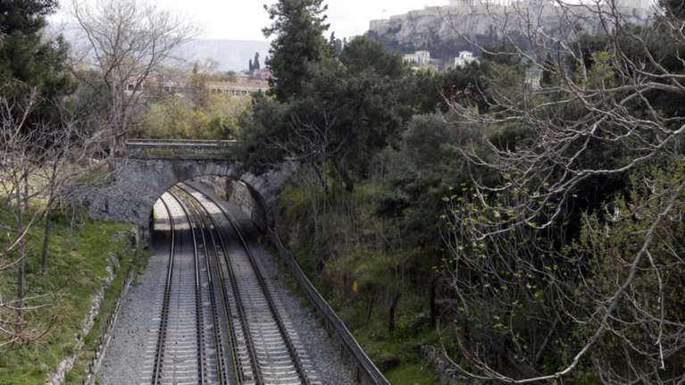 Αυτοκίνητο εγκλωβίστηκε σε σιδηροδρομικές γραμμές στην Πάτρα