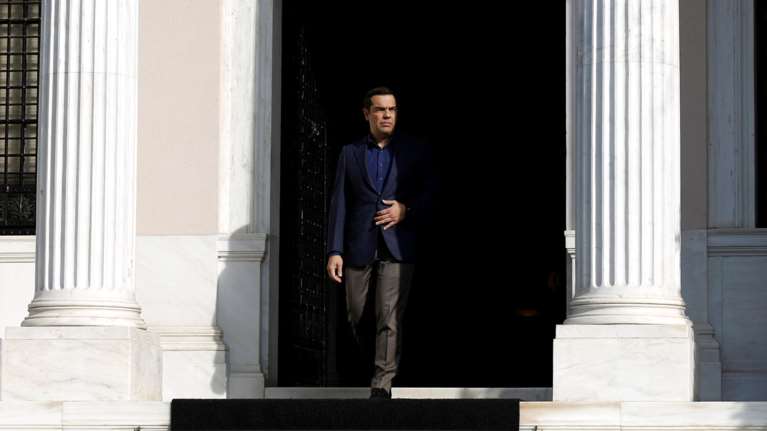 Ανάλυση: Το μετέωρο βήμα του Τσίπρα μετά την παραίτηση Κοτζιά