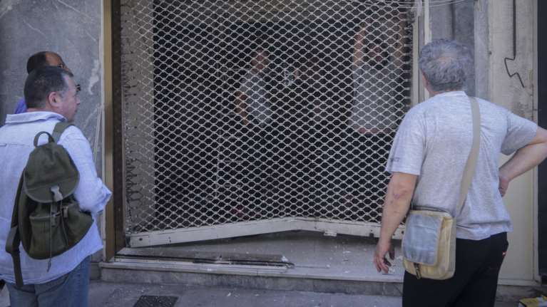 Εισβολή, διάρρηξη και ληστεία στο Φάληρο