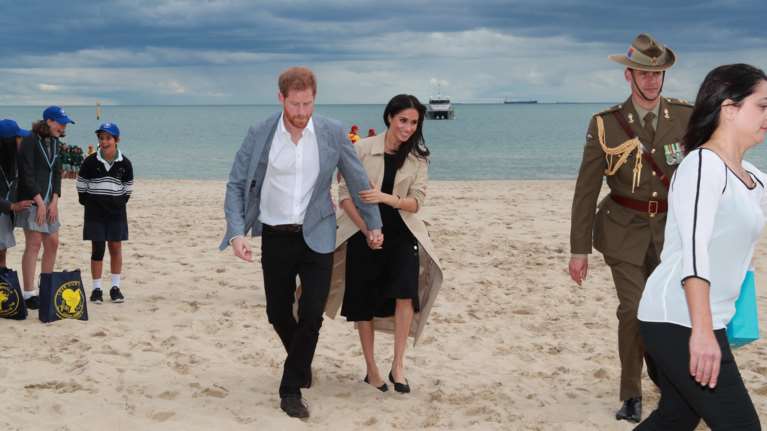 Χαμός με το μυστηριώδες μαύρο δαχτυλίδι του πρίγκιπα Χάρι - Τι συμβολίζει