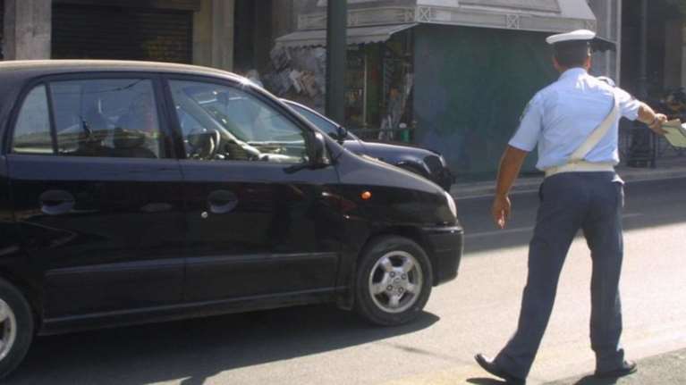 Οδηγούμε με το κινητό στο χέρι: 431 παραβάσεις σε ένα τριήμερο