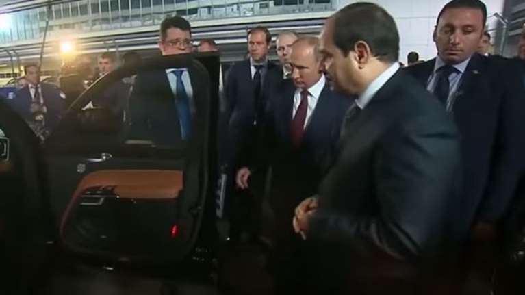 Ο Πούτιν κάνει βόλτα με τον Σίσι οδηγώντας το «κτήνος» στην πίστα της F1