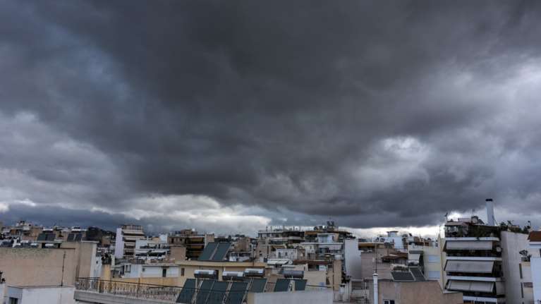 Νεφώσεις σε όλη τη χώρα με πιθανότητα σποραδικών βροχών