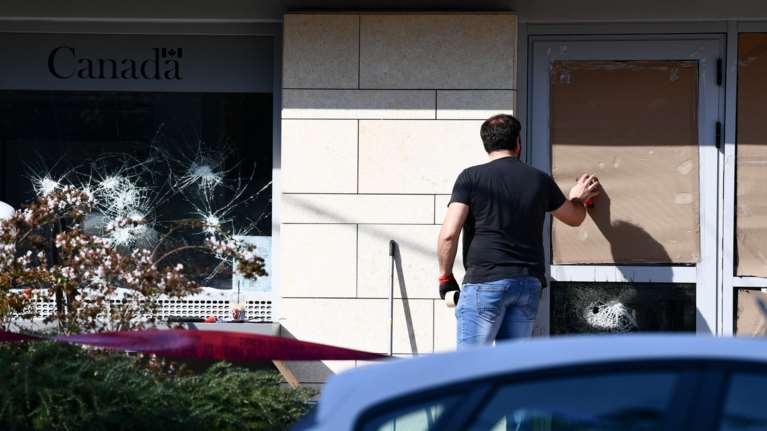 Επίθεση με μπογιές και βαριοπούλες στην πρεσβεία του Καναδά