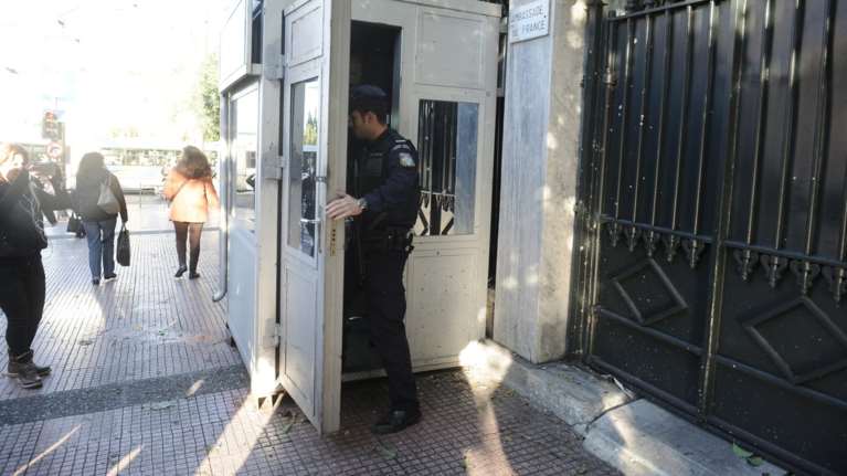 Άδεια τα αστυνομικά τμήματα γιατί φρουρούν τους... υπουργούς