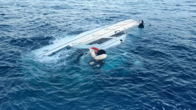 Βυθίστηκε πλοιάριο ανοιχτά της Κω, δύο νεκροί και τραυματίες [φωτό]