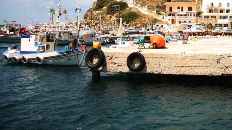 Παρουσιαστές του ΣΚΑΪ έπαιξαν ξύλο σε λιμάνι και έπεσαν στη θάλασσα