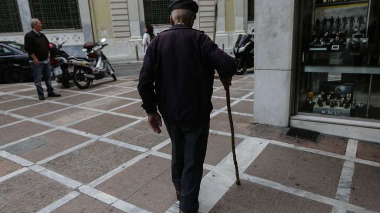 Αναβολή, ακύρωση, μερική περικοπή ή κόφτης για τις συντάξεις;Όλα τα σενάρια