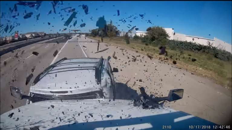 ΗΠΑ: Έδεσε με &quot;χταπόδι&quot; το καπό και προκάλεσε καραμπόλα! (βίντεο)