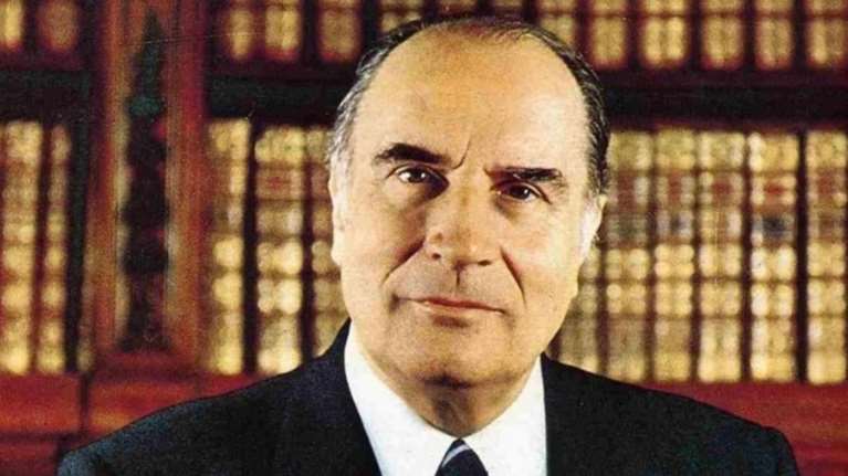 Η βιβλιοθήκη του Μιτεράν στο σφυρί. Μικρό της μέρος κοστίζει 450.000 ευρώ!