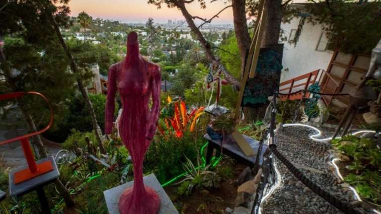 Ένας κήπος με γλυπτά κάτω από την πινακίδα «HOLLYWOOD»