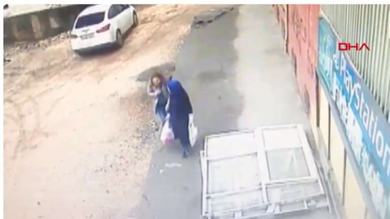 Πεζοδρόμιο «καταπίνει» δύο γυναίκες στην Τουρκία (βίντεο)