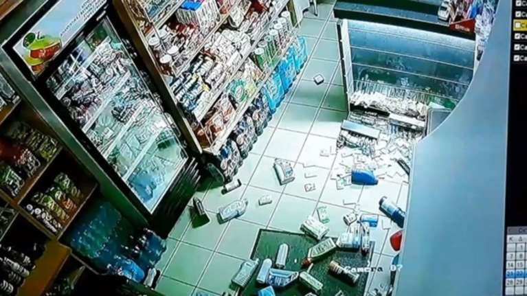 Ζάκυνθος: Η στιγμή του σεισμού από κάμερα ασφαλείας