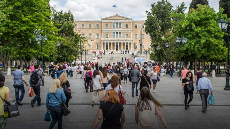 Ελληνικό παράδοξο: Η οικονομία βελτιώνεται, οι μισθοί πέφτουν