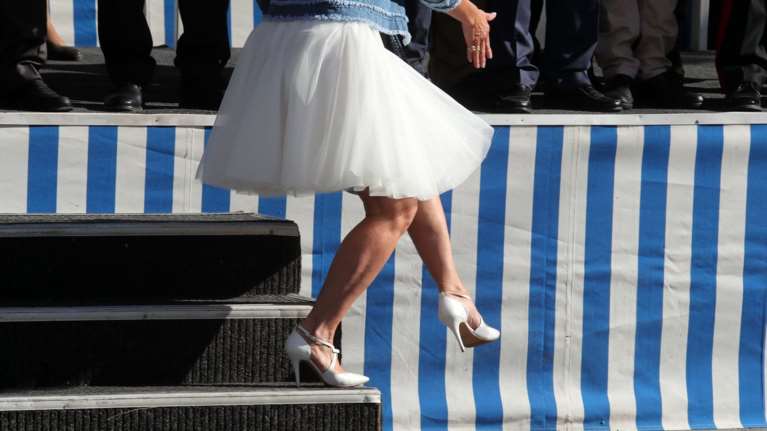 Βούλα Πατουλίδου: Η ανατρεπτική εμφάνιση στη εξέδρα των επισήμων